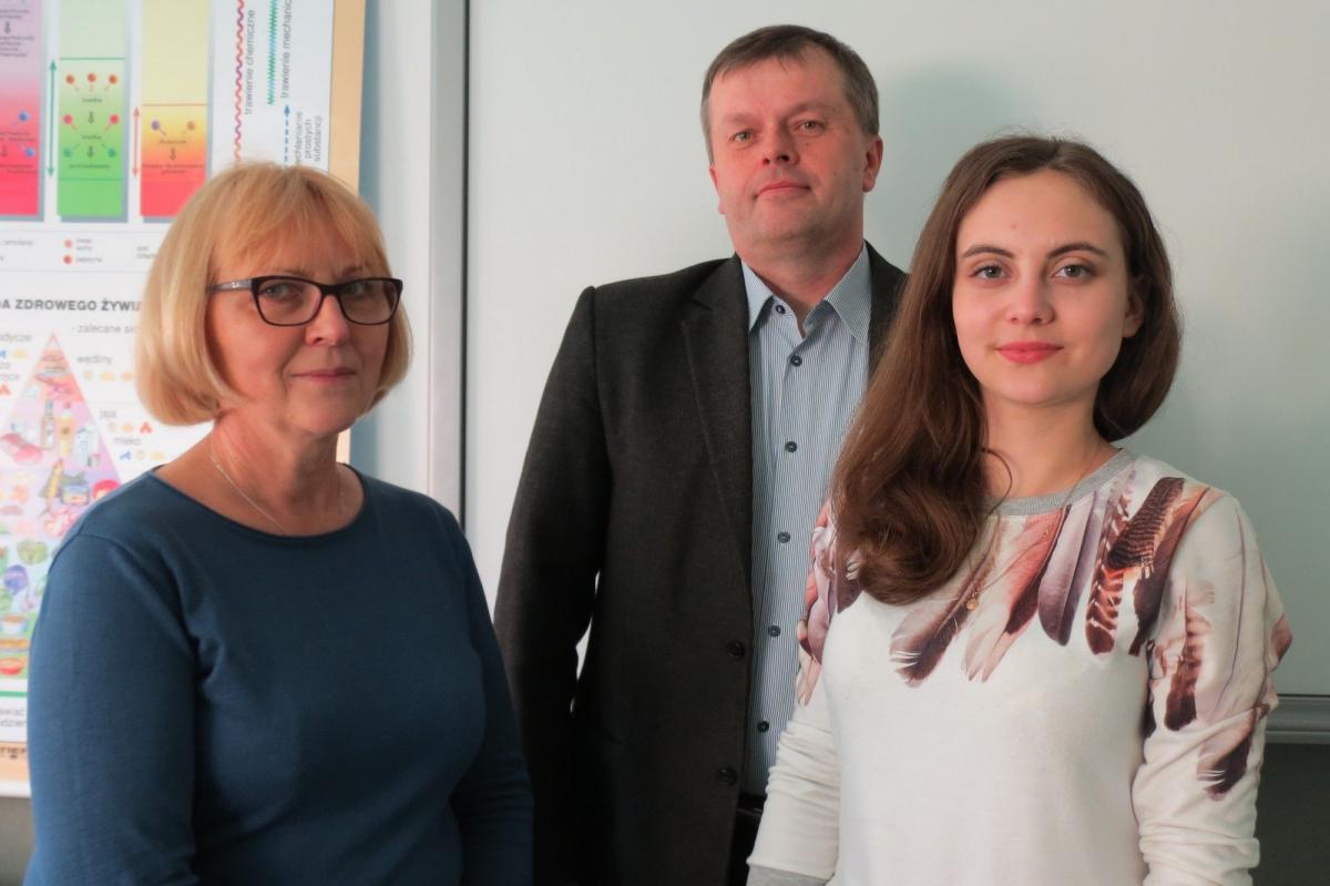 Dyrektor ZSZ w Przeworsku Stanisław Mrugała i nauczyciel Zofia Łazar, która przygotowywała Anię do olimpiady, są z niej bardzo dumni.<br/>fot.Barbara Chmura