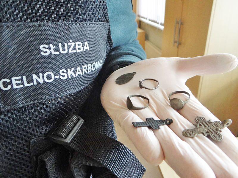 Przeciwko 26-latkowi wszczęto postępowanie karne skarbowe, a zarekwirowane przedmioty trafiły do magazynu depozytowego.<br/>fot.KAS 