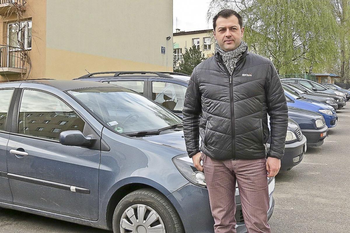 Radny Maciej Szewczyk zapewnia, że wprowadzenie identyfikatorów pojazdów nie będzie się wiązało z żadnymi kosztami dla mieszkańców.<br/>fot.Barbara Chmura