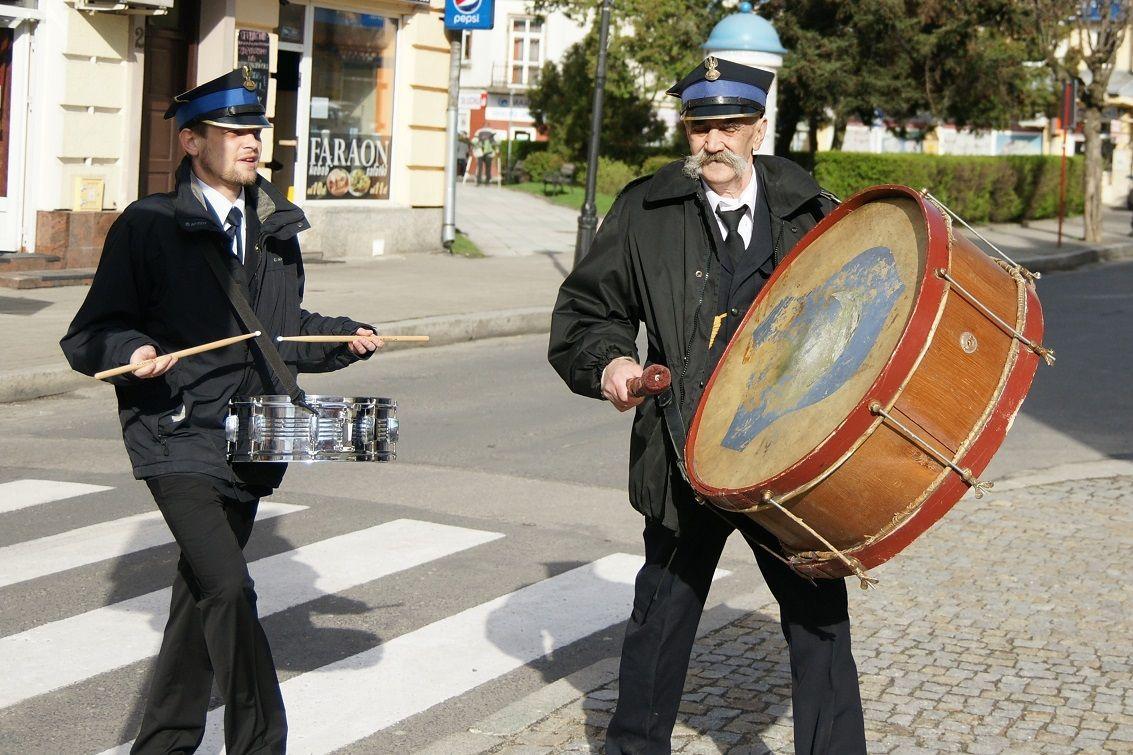 Przeworscy dobosze wędrówkę ulicami miasta rozpoczynają w Wielki Czwartek.<br/>fot.Barbara Chmura