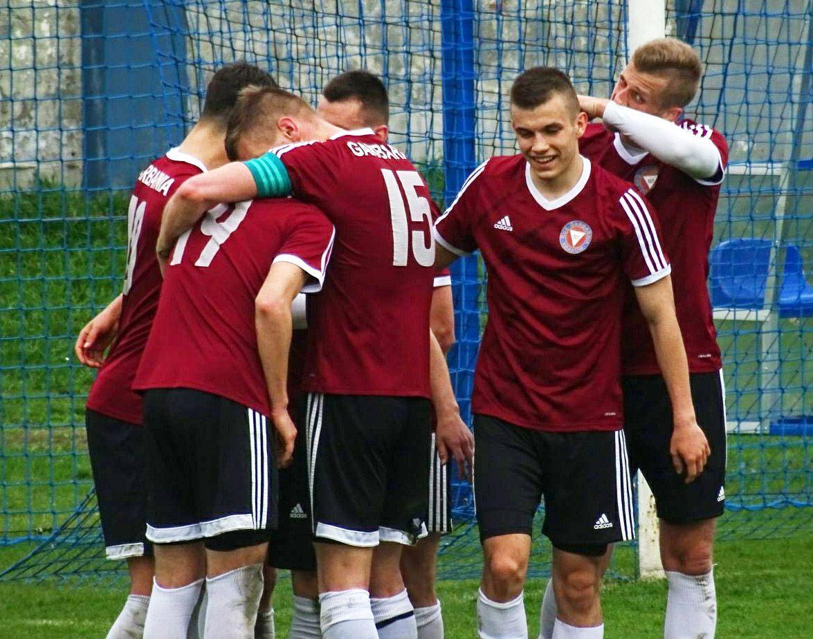 Radość krakowian po zdobyciu pierwszej bramki w Jarosławiu. Pomógł im w tym wydatnie Kamil Kłusek, który pokonał swojego bramkarza.<br/>fot.Klub 100 - JKS Jarosław/facebook