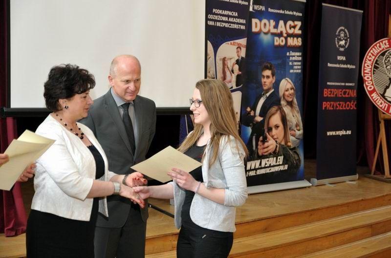 Prorektor WSPiA Rzeszowskiej Szkoły Wyższej Bożena Sowa oraz dyrektor I LO im. Juliusza Słowackiego w Przemyślu Tomasz Dziumak podczas wręczenia uczniom dyplomów potwierdzających ukończenie PMAPiA.

<br/>fot.WSPiA Rzeszowska Szkoła Wyższa