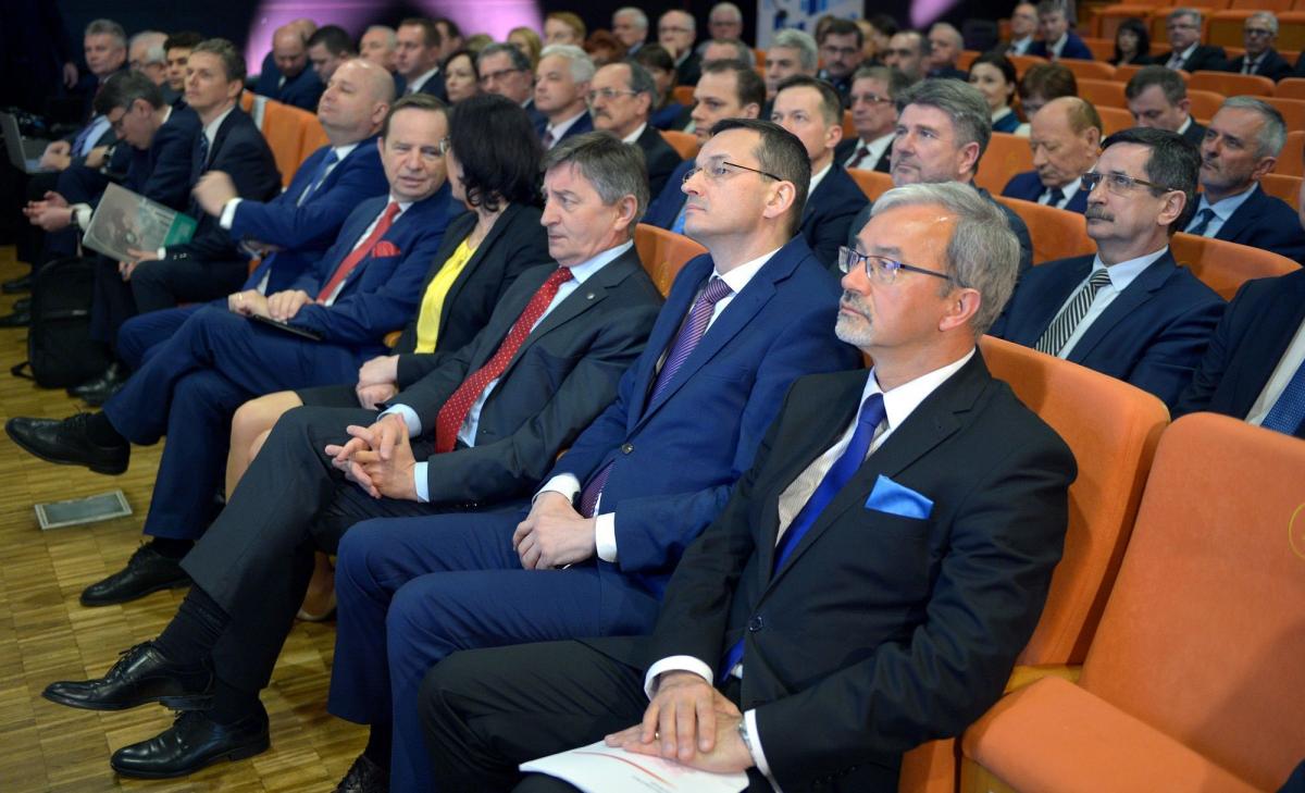 Wicepremierowi Mateuszowi Morawieckiemu (drugi z prawej) towarzyszył m.in. Jerzy Kwieciński, wiceminister rozwoju (pierwszy z prawej). Na konferencji w Muzeum Narodowym Ziemi Przemyskiej obecny był również Marek Kuchciński, marszałek Sejmu (trzeci z prawej).<br/>fot.zbiory własne