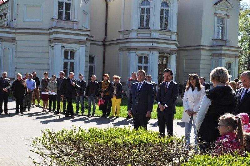 Uroczystości pod tablicą pamiątkową poświęconą ofiarom katastrofy smoleńskiej, znajdującą się na terenie PWSW.<br/>fot.Marcin Sowiński
