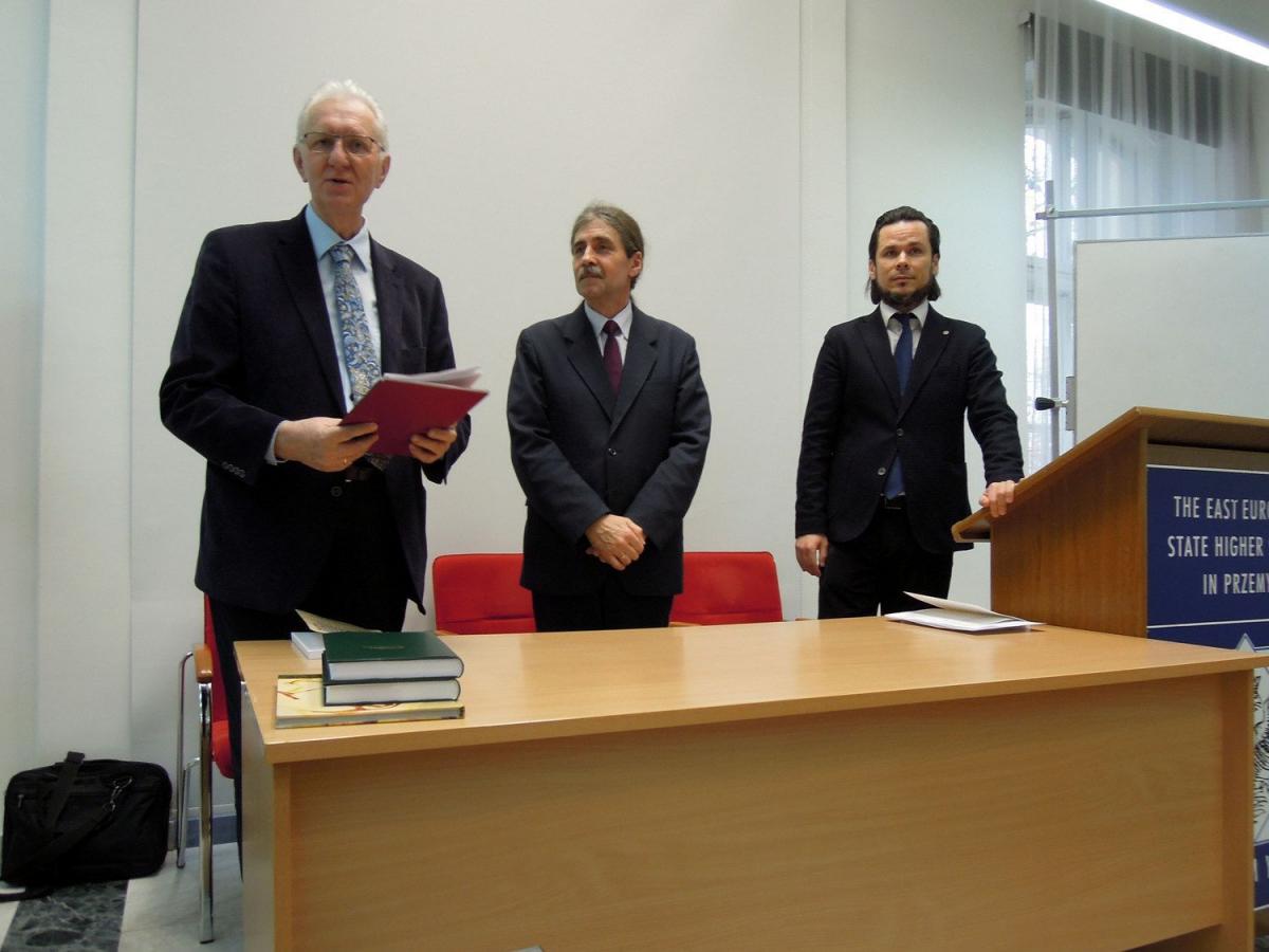 Prof. Jerzy Bartmiński, prof. Artur Timofiejew oraz rektor PWSW dr Paweł Trefler podczas prezentacji książki.