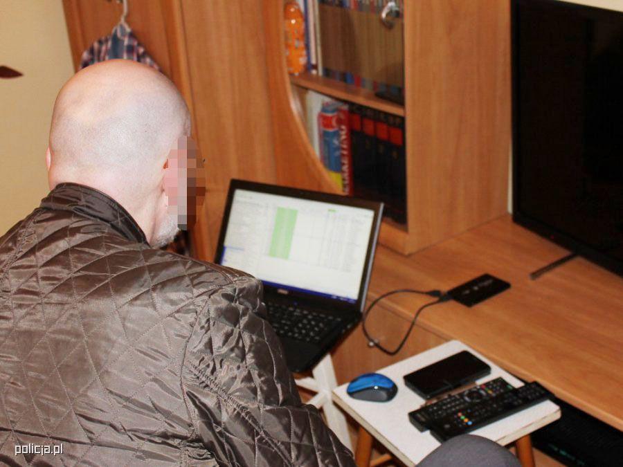 Łącznie w całym kraju zatrzymano 14 osób, z których 11 już na etapie wstępnych czynności przyznało się do winy, tj. sprowadzania i/lub rozpowszechniania pornografii dziecięcej.<br/>fot.KWP Rzeszów