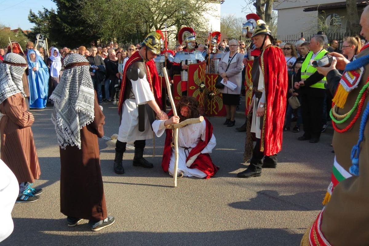 Sceny odgrywane przez lokalnych aktorów pozwoliły wiernym lepiej zrozumieć tajemnicę Męki Pańskiej.<br/>fot.Barbara Chmura