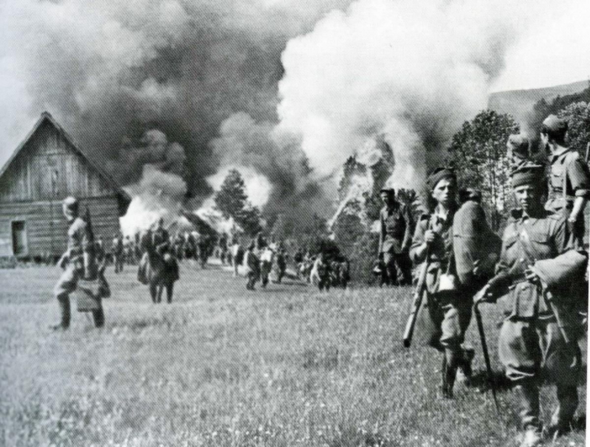 Ze zbiorów Jerzego Tomaszewskiego.
1947 rok. Pacyfikacja wioski podczas akcji „Wisła”, fot. Jan Gerhard. 
