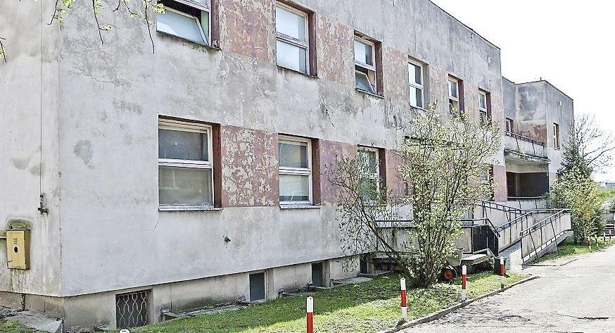 Piętrowa ruina zmieni się w czterokondygnacyjny budynek z nowoczesnymi pomieszczeniami i lądowiskiem dla śmigłowców na dachu. Potrwa to 10 miesięcy i będzie kosztowało niemal 22 mln zł.<br/>fot.Roman Kijanka
