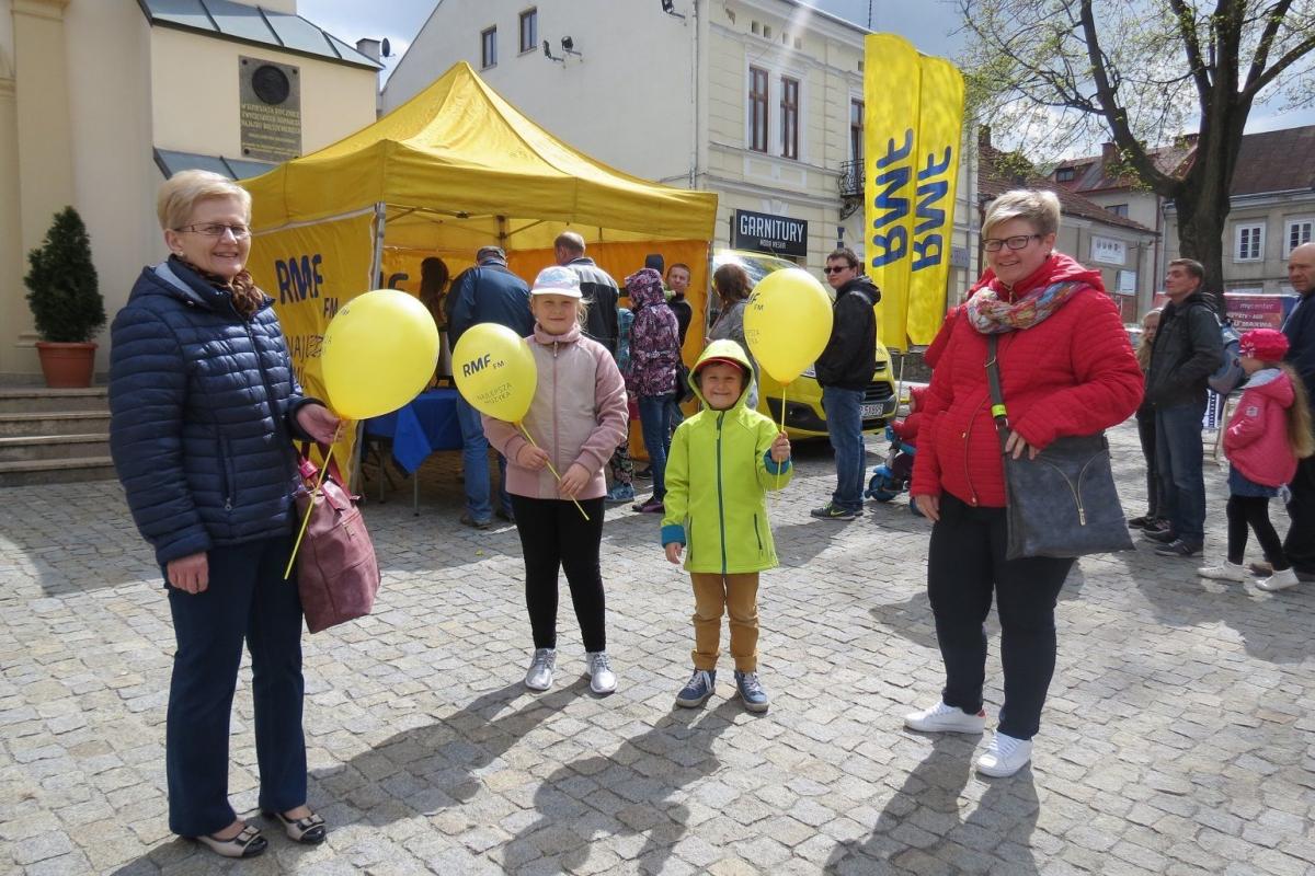 Mieszkańcy miasta i okolic mogli skorzystać z kawy i herbaty rozdawanej pod żółto-granatowym namiotem, a dla najmłodszych przygotowano balony.<br/>fot.Barbara Chmura