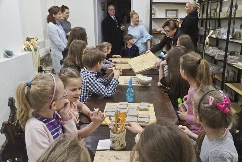 Pierwsze zajęcia w pracowni ceramicznej. Dla uczestników to początek artystycznej przygody z gliną.<br/>fot.MOK Jarosław