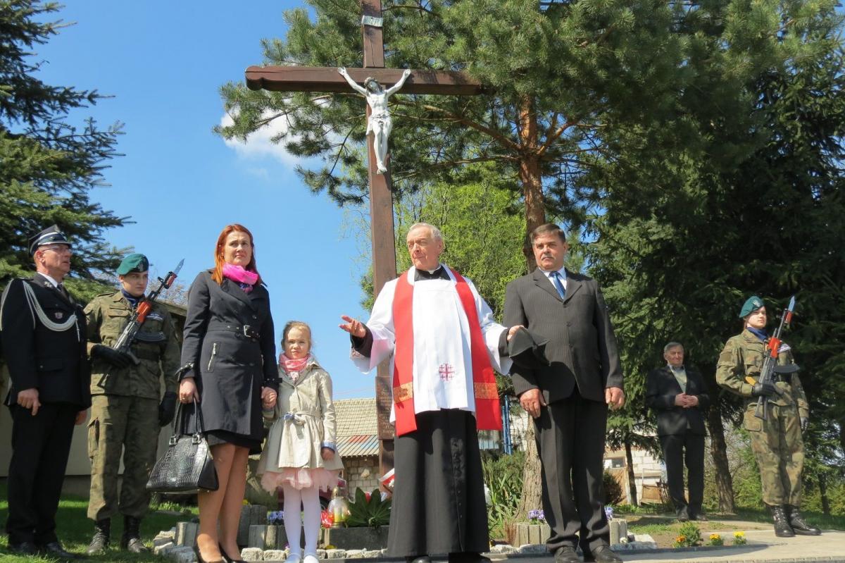 Przedstawiciele władz i lokalna społeczność zmówili pod krzyżem modlitwę.<br/>fot.Barbara Chmura