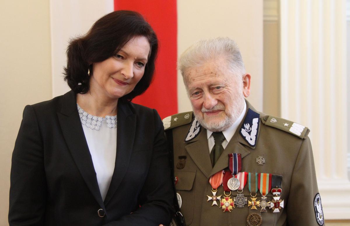 Medal „Pro Patria” został nadany i przekazany przez szefa Urzędu do Spraw Kombatantów i Osób Represjonowanych znanemu przemyskiemu historykowi Leszkowi Włodkowi. Obok wojewoda podkarpacki Ewa Leniart.<br/>fot.PUW Rzeszów