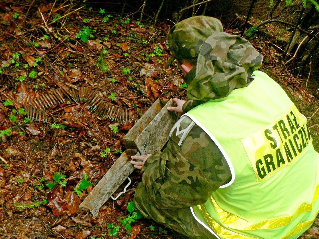 Do czasu przyjazdu patrolu minerskiego teren zabezpieczali pogranicznicy.<br/>fot.serwis BiOSG