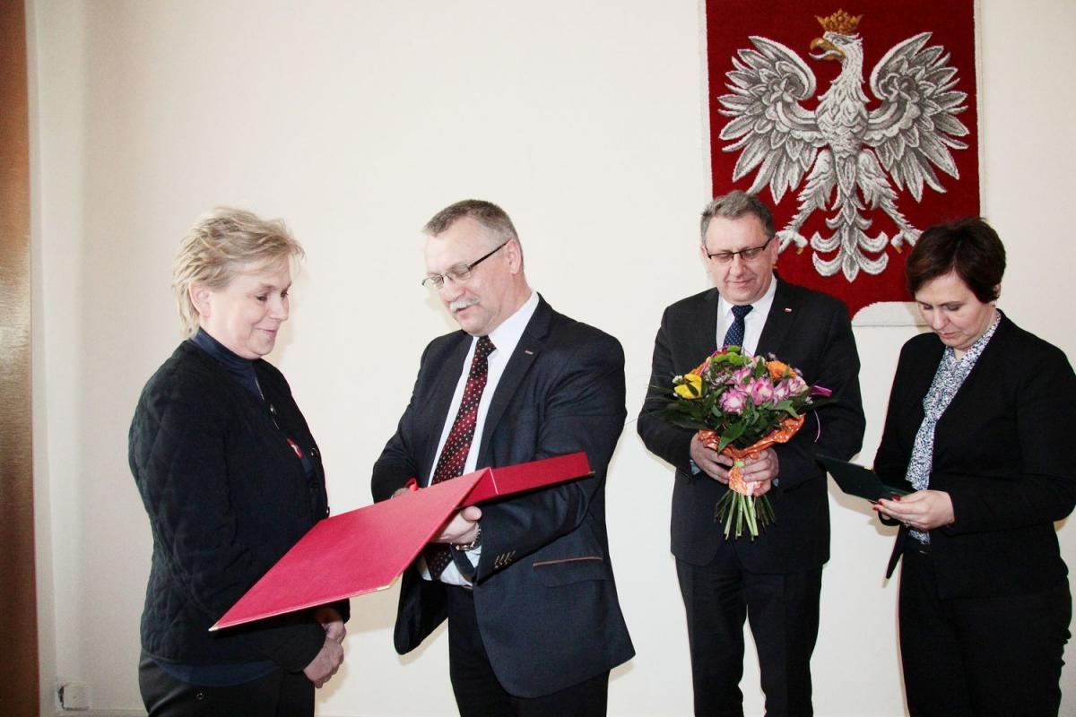 Małgorzata Dankiewicz została uhonorowana między innymi za ratowanie jarosławskiego szpitala. Wszystko wskazuje, że zrobiła to skutecznie. Na fotografii od lewej: Małgorzata Dankiewicz, Zbigniew Piskorz, przewodniczący Rady Powiatu Jarosławskiego, Tadeusz Chrzan, starosta jarosławski oraz Tatiana Ko