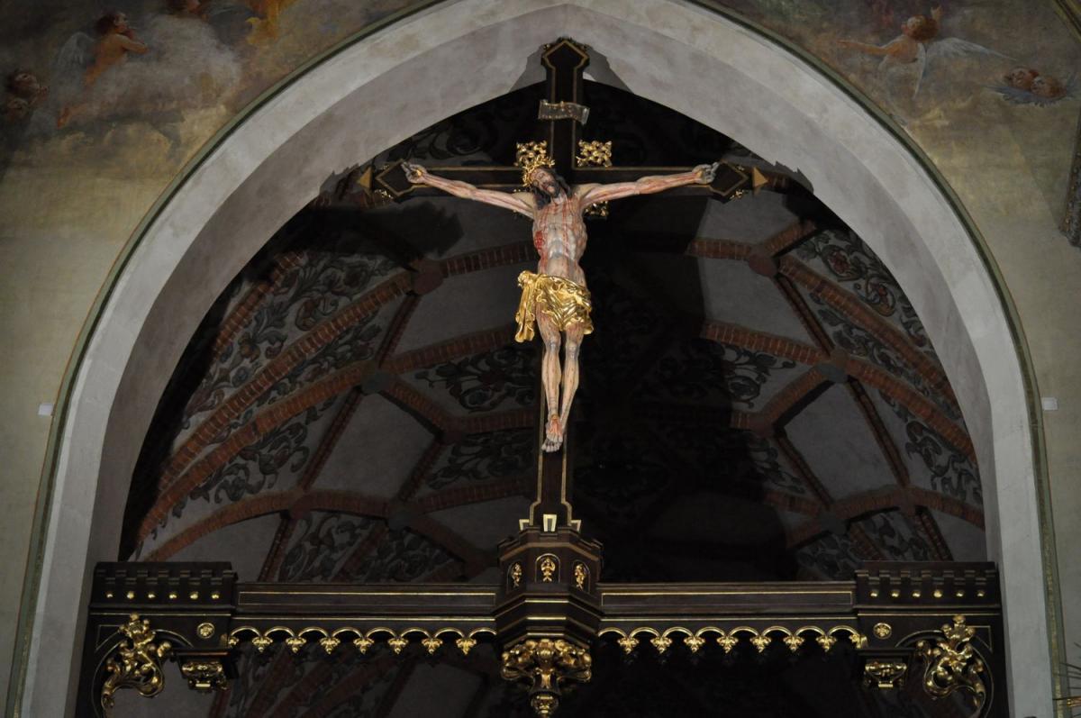 Po 1,5-rocznej przerwie Jezus ponownie został umieszczony na krzyżu, na tzw. belce tęczowej. <br/>fot.Paweł Bugira