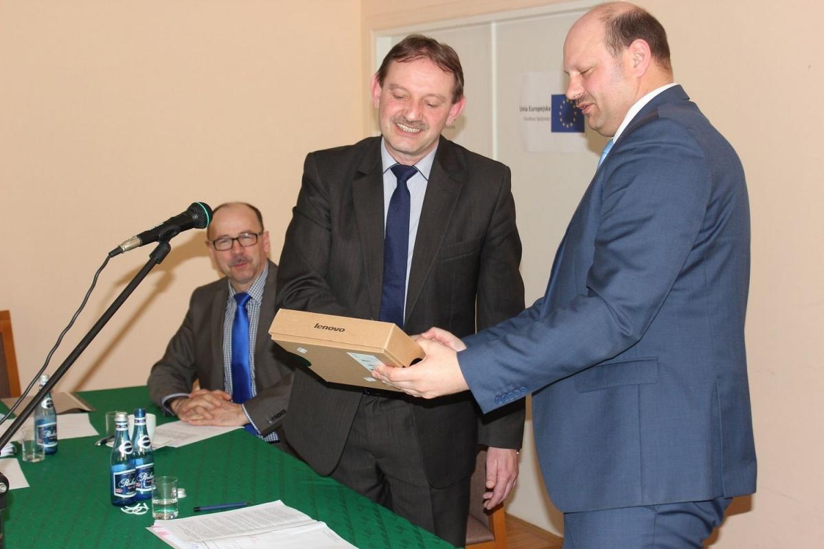 Radni i sołtysi z gminy Przeworsk otrzymali tablety podczas marcowej sesji.<br/>fot.UG Przeworsk