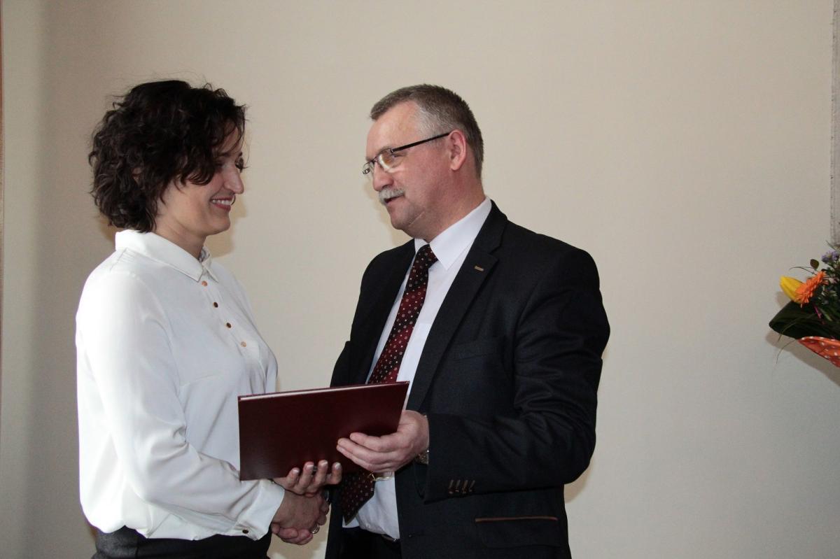 Barbara Nazarewicz odbiera dyplom z rąk Zbigniewa Piskorza, przewodniczącego Rady Powiatu Jarosławskiego. <br/>fot.Roman Kijanka