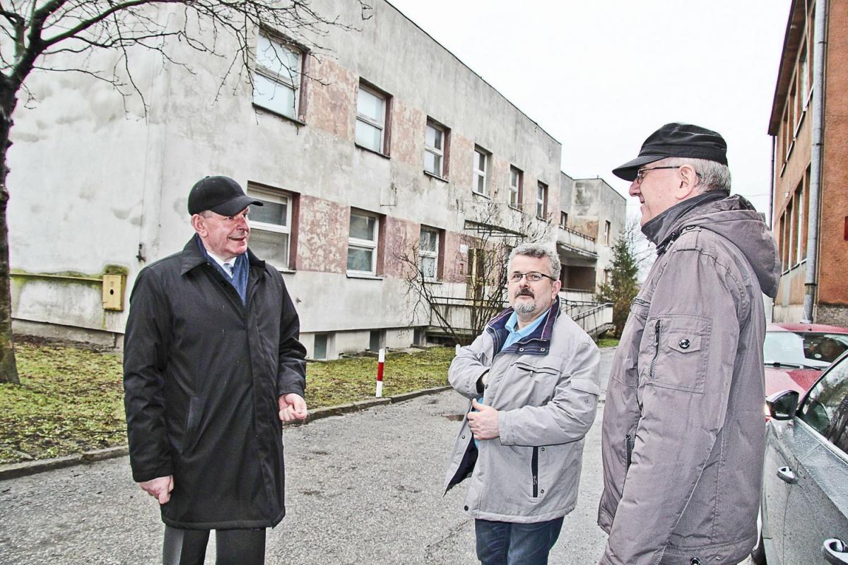 Prace ruszą w najbliższym czasie. Dyrektor COM razem z pracownikami szpitala już przygotowują się do wejścia wykonawcy. Budynek w tle zostanie podniesiony i na nim powstanie lądowisko dla śmigłowców. <br/>fot.Roman Kijanka
