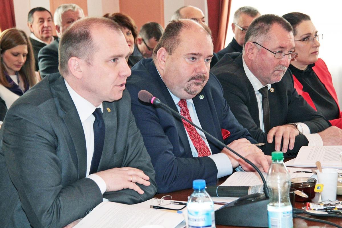 Burmistrz Waldemar Paluch oraz jego zastępca Dariusz Tracz zapewniali, że rodzice będą mieli pełne prawo do decyzji o wyborze szkoły, ucinając obawy zgłaszane przez część radnych.<br/>fot.Roman Kijanka