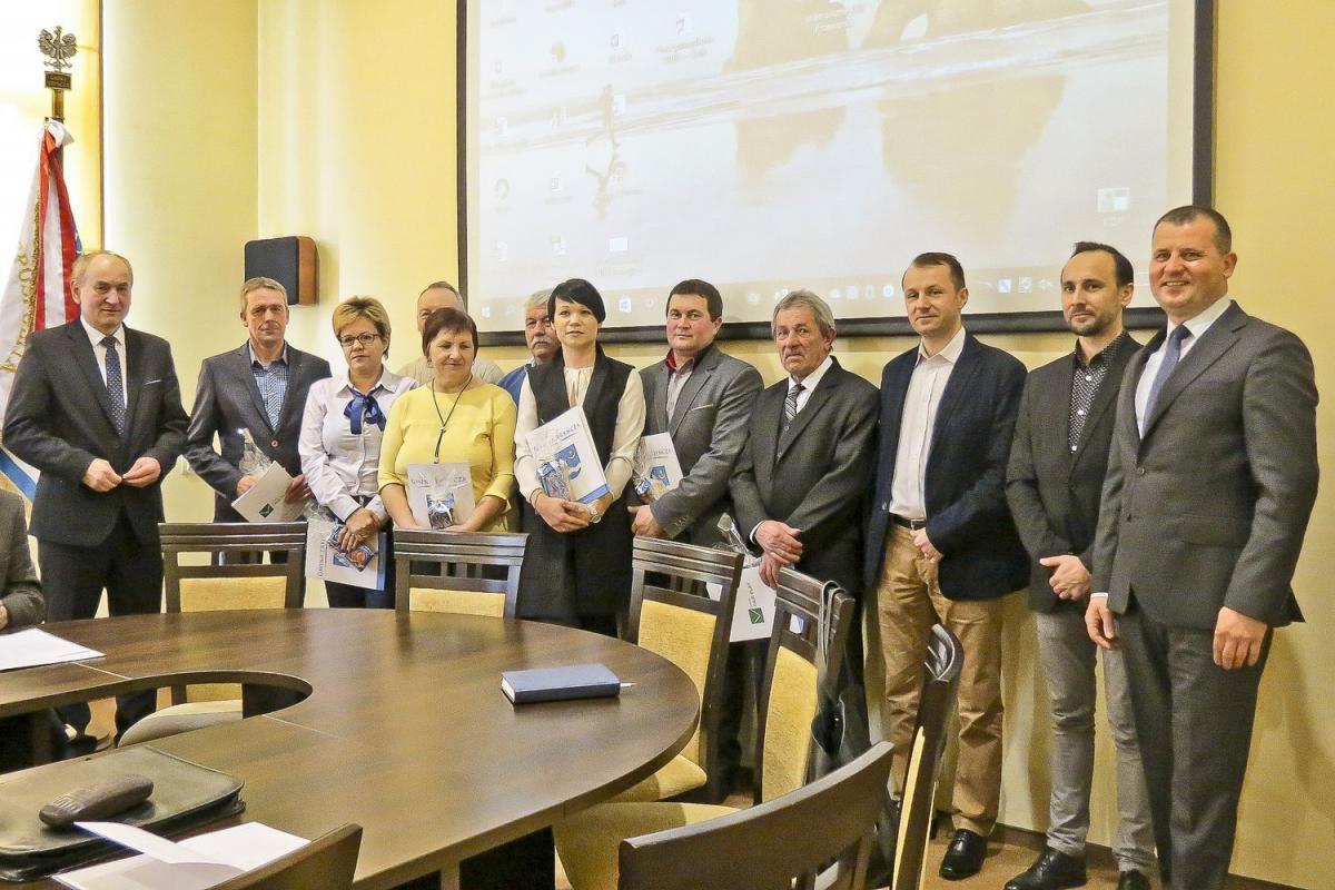 Sołtysi z gminy Tryńcza otrzymali listy gratulacyjne oraz drobne upominki od władz gminy z okazji Dnia Sołtysa, przypadającego 11 marca. Ich diety mieszczą się w przedziale od 350 do 450 zł.<br/>fot.Barbara Chmura