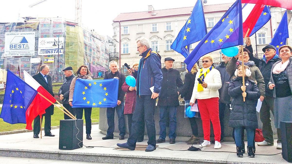  Wspólne śpiewanie Ody do radości na przemyskim Rynku.<br/>fot.Serwis przemyski KOD