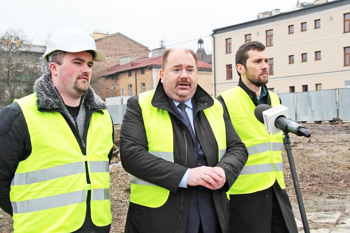 Burmistrz Jarosławia Waldemar Paluch (w środku) zapewniał, że powstająca galeria nie doprowadzi do upadku miejscowych przedsiębiorców. O wyglądzie obiektu mówił przedstawiciel inwestora oraz inżynier budowy.<br/>fot.Roman Kijanka