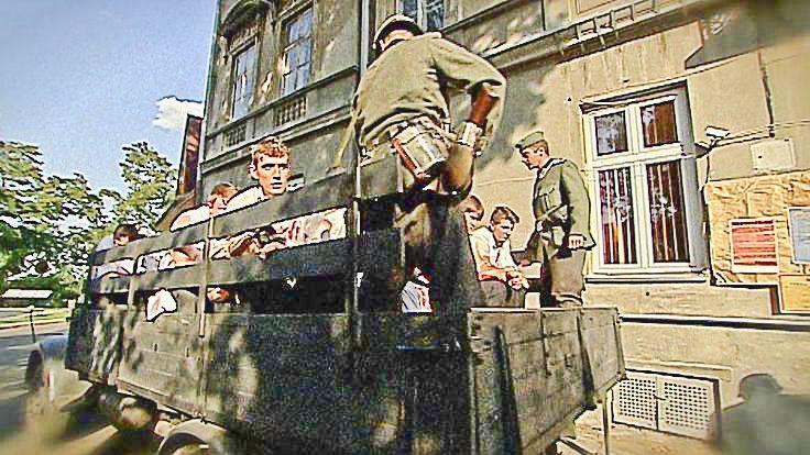 Kadr z filmu „Z Jarosławia do Auschwitz”, opowiadającego o wywózce uczniów jarosławskiej budowlanaki do obozu koncentracyjnego.