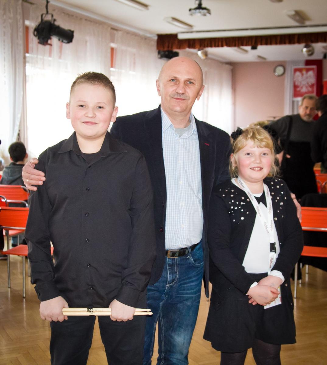 Młodzi perkusiści Aleksandra Paśko i Adrian Dziadek z nauczycielem w klasie perkusji Bogusławem Seńkowem.