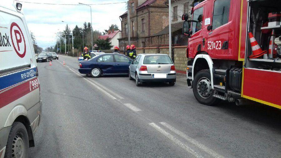 Finał policyjnego pościgu. Na ul. Lwowskiej w rejonie skrzyżowania z ul. Misiągiewicza, kierowca bmw stracił panowanie nad pojazdem, zjechał na przeciwny pas ruchu i zderzył się z volkswagenem golfem.<br/>fot.KPP Przeworsk