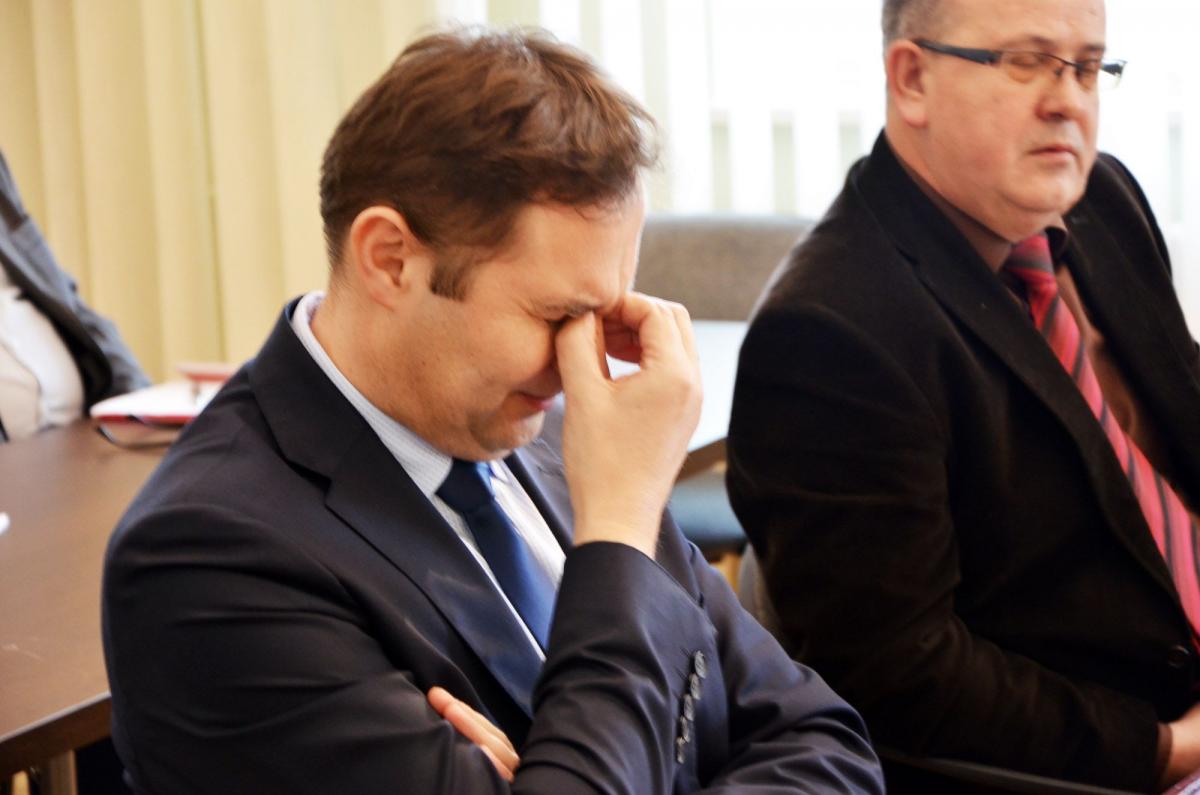 Zarówno Ernest Kocan jak i przewodniczący Rady Miejskiej w Radymnie Witold Pawlik uważają, że podczas sesji 2 marca br. burmistrzowi miasta Krzysztofowi Romanowi (z lewej) puściły nerwy.<br/>fot.Ernest Kocan