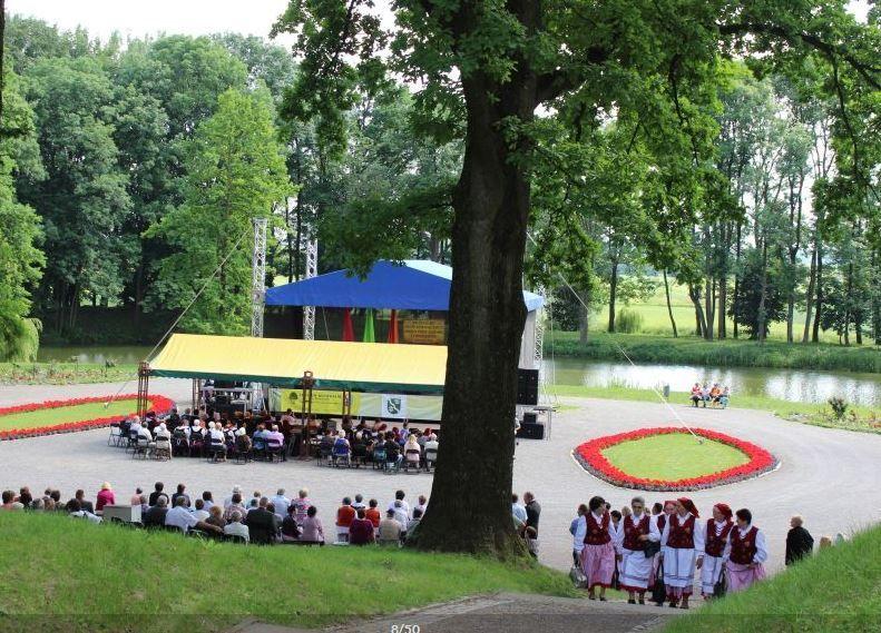 Pod platanem w Zarzeczu odbywają się również coroczne regionalne przeglądy grup śpiewaczych, dożynki i pokazy rękodzieła ludowego. Na zdjęciu ubiegłoroczna edycja Festynu Pod Platanem.<br/>fot.CK Przemyśl 