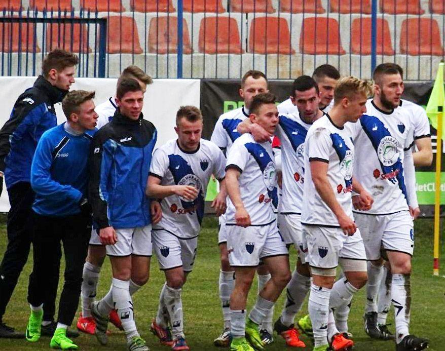 Radość jarosławskich piłkarzy po strzeleniu drugiej, zwycięskiej bramki na stadionie w Ostrowcu Świętokrzyskim. Szósty w lewej Rafał Surmiak.<br/>fot.Klub 100 - JKS Jarosław/facebook