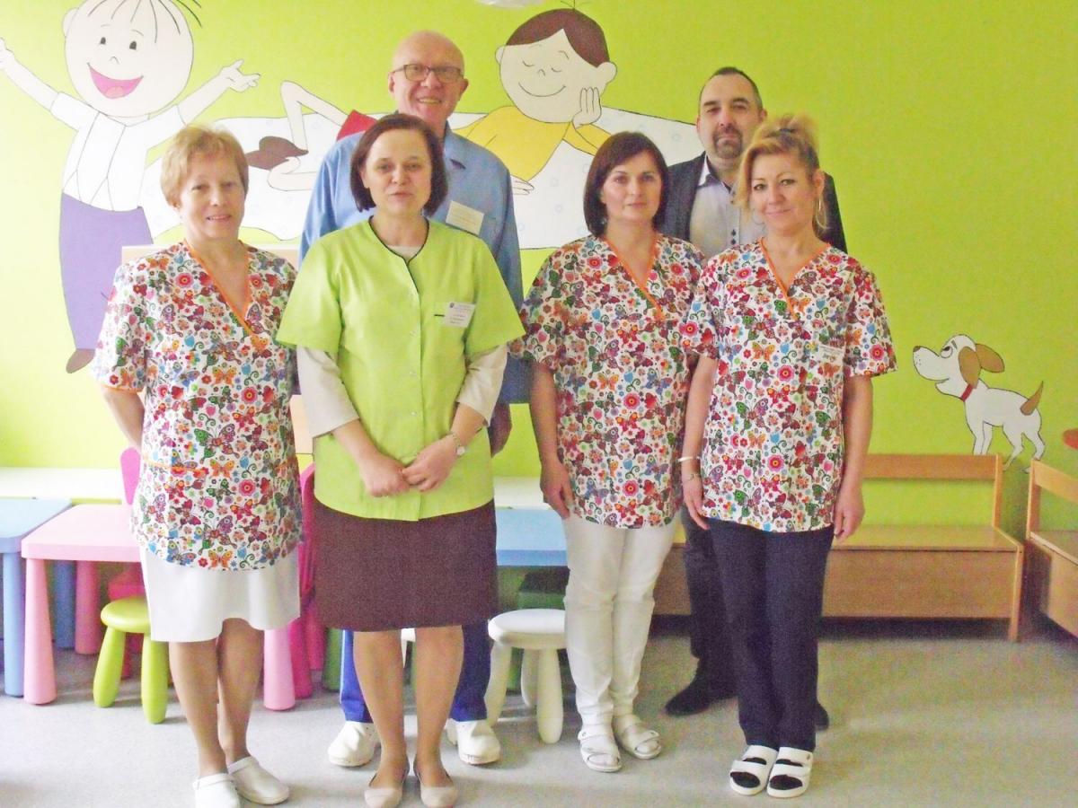 Bajecznie kolorowe mundurki to nowy wizerunek personelu medycznego oddziału chorób dzieci w przemyskich szpitalu.