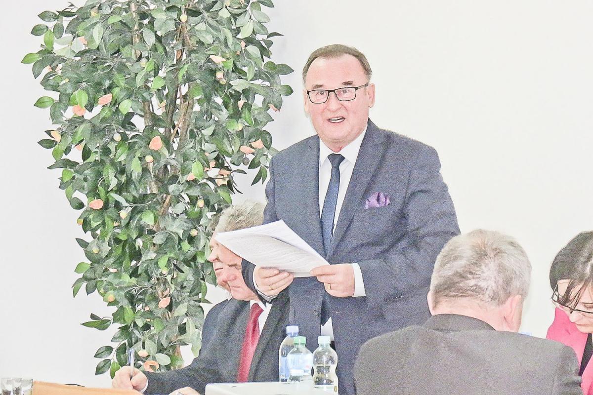 Na ostatniej, marcowej sesji rady miejskiej burmistrz Adam Woś przypomniał, że dwukrotnie, w 2014 i 2015 r., występował do Kuratorium Oświaty o utworzenie zespołu szkół w Sieniawie.<br/>fot.Barbara Chmura
