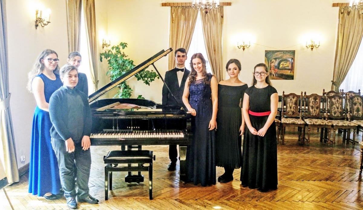 Wykonawcy (od lewej): Emilia Tomaszewska, Piotr Świst, Alina Dyjak, Konrad Pic, Julia Sobczyńska,Paulina Fil i Oliwia Pawłucka.
