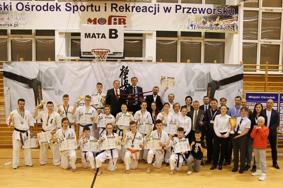 16 zawodników z Przeworskiego Klubu Karate Kyokushinkai zdobyło medale. Drużynowo wywalczyli drugie miejsce.<br/>fot.UM Przeworsk