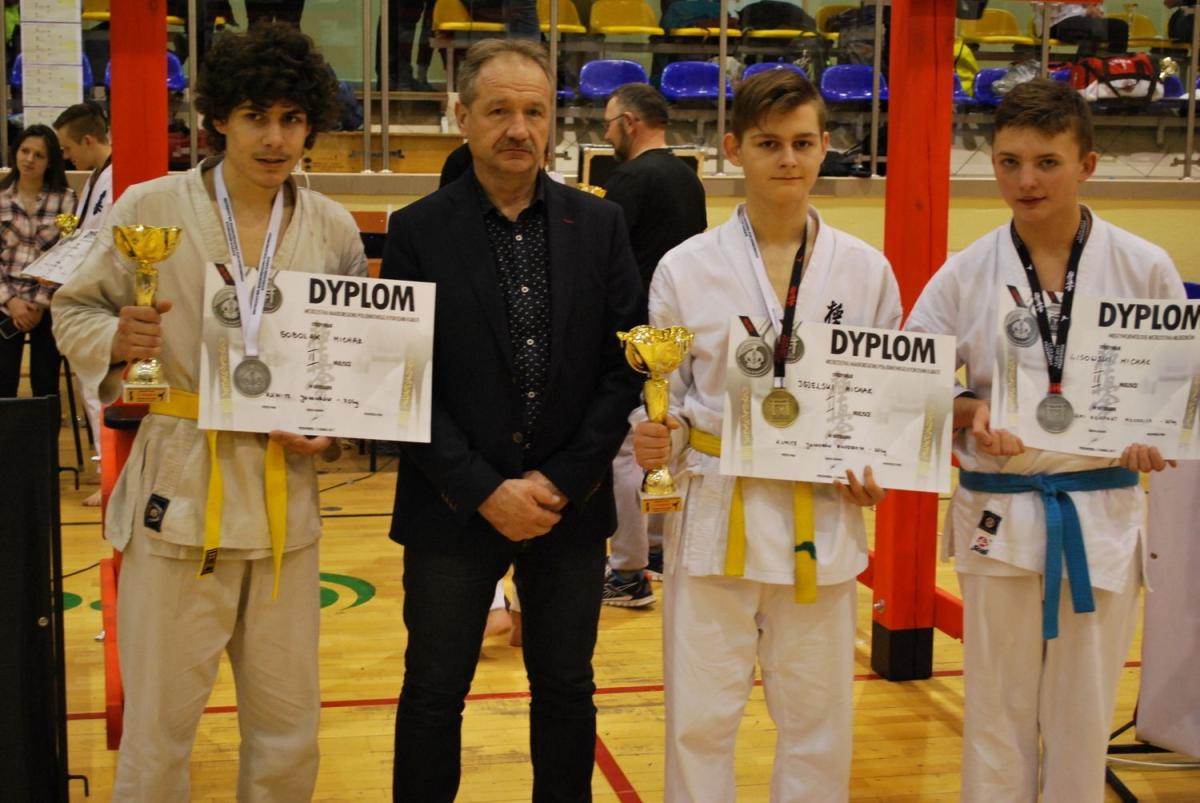 Od lewej Michał Sobolak, sensei Ryszard Makara, Michał Igielski, Michał Lisowski.<br/>fot.ze zbiorów klubu
