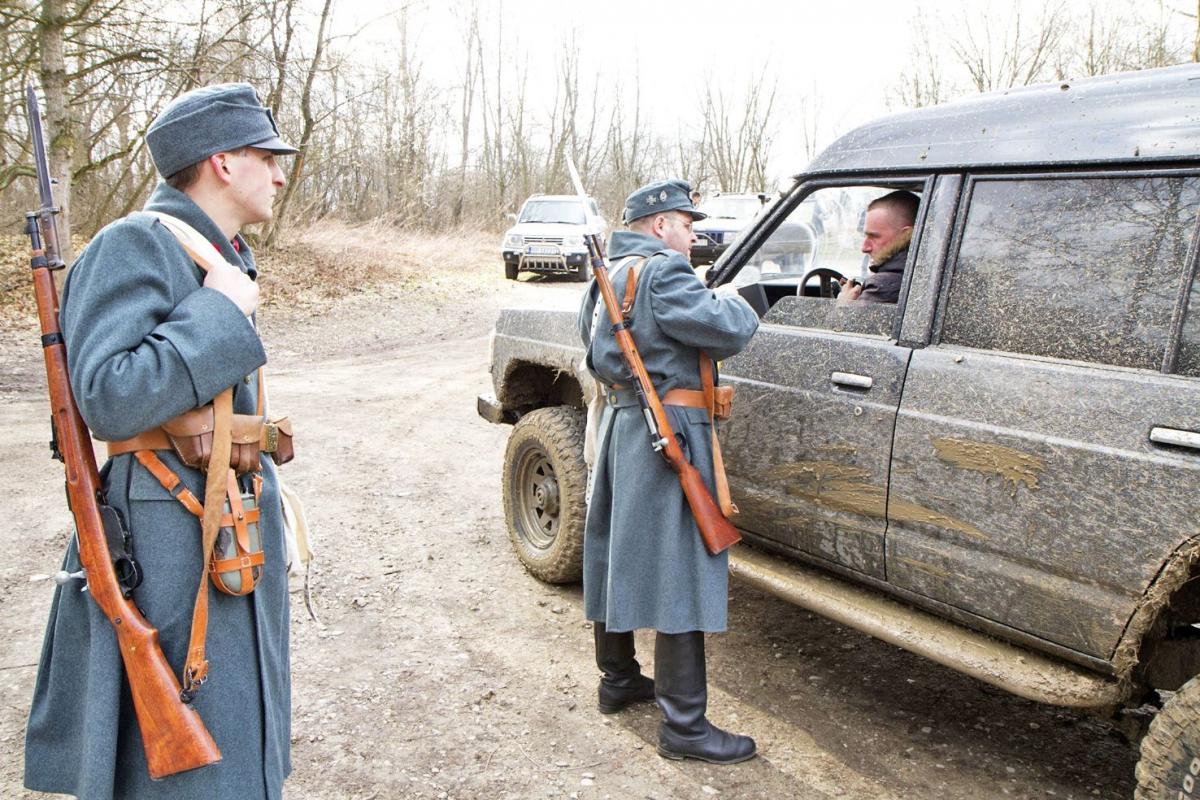 Wjazdu na fort Brunner pilnowali uzbrojeni żołnierze CK armii.<br/>fot.Jacek Szwic