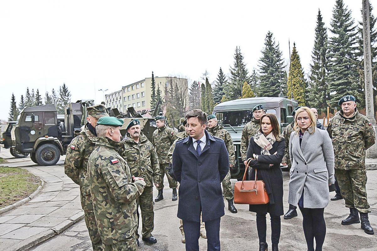 Wiceminister Obrony Narodowej Dariusz Dworczyk z oficerami i posłanką Anną Schmidt-Rodziewicz w jarosławskim garnizonie.<br/>fot.ze zbiorów własnych