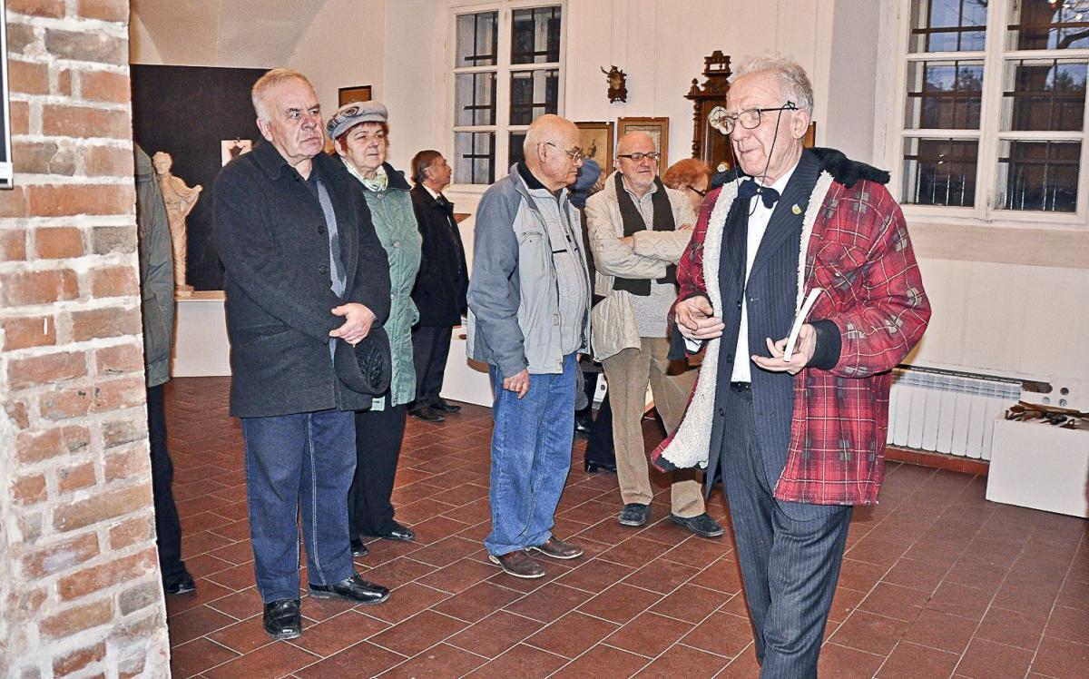 Henryk Pelc, syn Stanisława Wincentego, podczas otwarcia wystawy opowiedział o twórczości swojego ojca.<br/>fot.Barbara Chmura