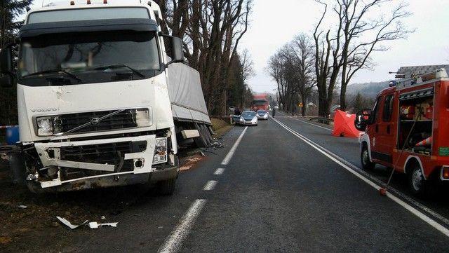 W związku z wypadkiem przez kilka godzin droga na odcinku Miejsce Piastowe – Barwinek była całkowicie zablokowana. 
<br/>fot.KMP Krosno