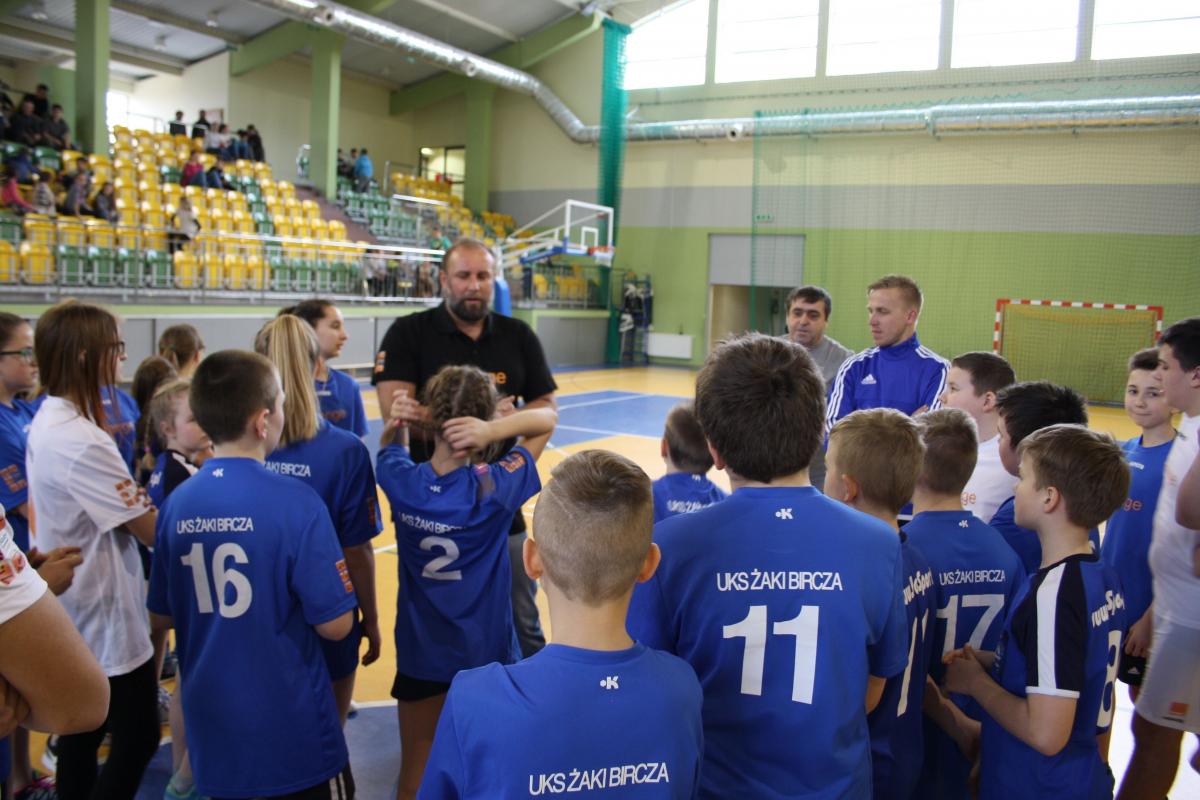 Artur Siódmiak wraz z młodymi sportowcami.<br/>fot.Ze zbiorów UKS Żaki Bircza