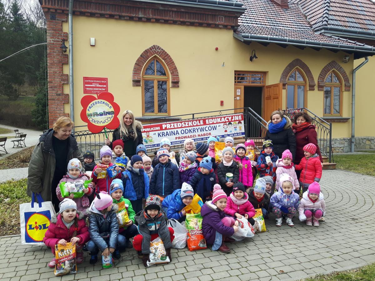Podopieczni i opiekunowie z „Krainy Malucha” przekazały karmę przedstawicielce SOZ „Nadzieja”.<br/>fot.zbiory przedszkola