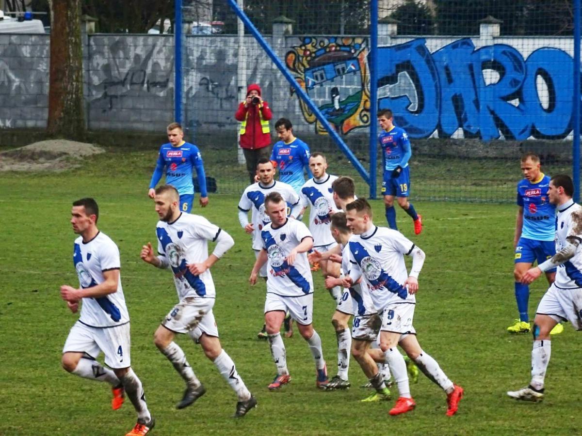 W 41. min po trafieniu bramce Rafała Surmiaka gospodarze nawiązali kontakt bramkowy z rywalem, ale na więcej nie było ich stać.<br/>fot.Klub 100 - JKS Jarosław/facebook