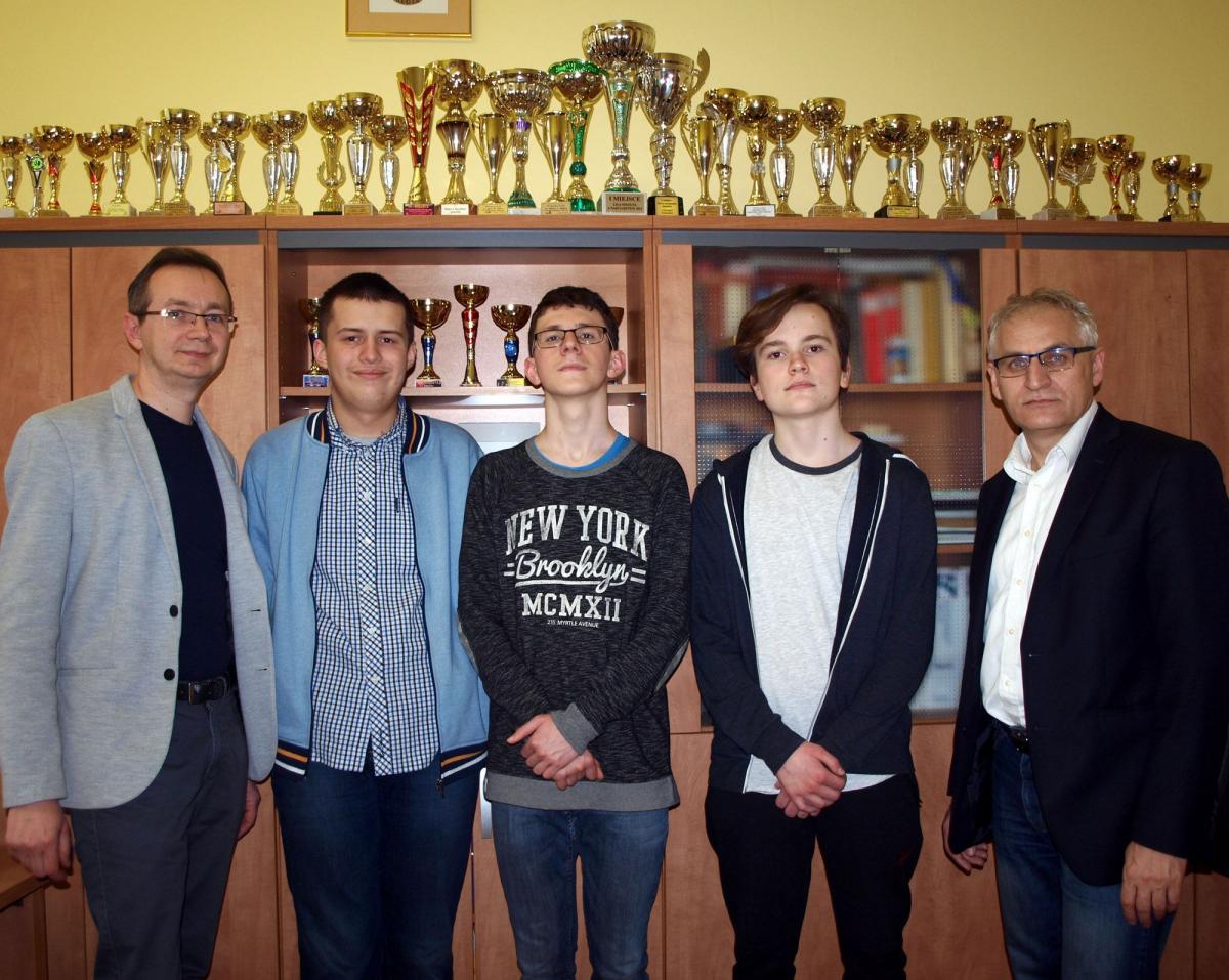 Udział w Ogólnopolskiej Olimpiadzie Historycznej Gimnazjalistów wzięło 1004 uczniów z całej Polski. Znakomicie spisali się w niej uczniowie z Gimnazjum Stowarzyszenia Absolwentów I LO w Przemyślu. Na zdjęciu od lewej: nauczyciel historii Artur Derdziak, Michał Dyrda, Michał Jarosz, Michał Włodyka i 