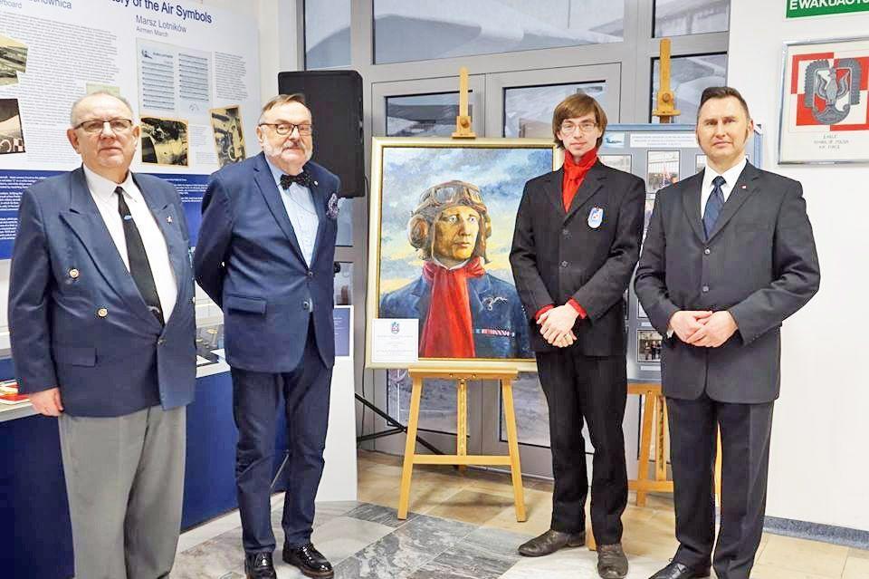 Od lewej Tadeusza Zemuła, prezes Światowego Stowarzyszenia Lotników Polskich, Sławomira Frątczak, dyrektor Departamentu Edukacji, Kultury i Dziedzictwa MON, oraz Eliasz Dyrow i Paweł Pawłowski, dyrektor Muzeum Sił Powietrznych w Dęblinie przy portrecie gen. W. Urbanowicza w dęblińskim muzeum.<br/>fo