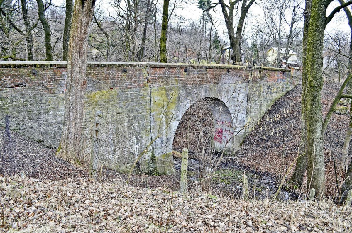 Obiekt popada w ruinę. Ktoś ukradł cegły i fragment ochronnej balustrady z pokrycia korony.<br/>fot.Aleksandra Białoń