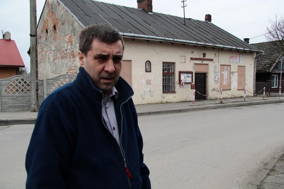 – Budynek przeznaczony na dom seniora (w tle) jest w złym stanie. Za pieniądze przeznaczone na remont można wybudować nowy, znacznie lepiej przystosowany do potrzeb – uważa M. Walter.  <br/>fot.Roman Kijanka