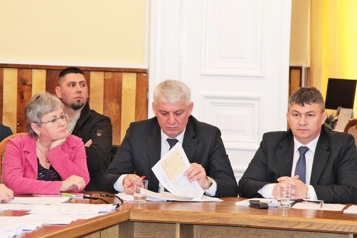 Małgorzata Gil, skarbnik gminy Roźwienica, Tomasz Kotliński, wójt i Zbigniew Lizak, przewodniczący RG będą musieli się pochylić nad budżetem i znaleźć pieniądze na dofinansowanie szkół. <br/>fot.Roman Kijanka